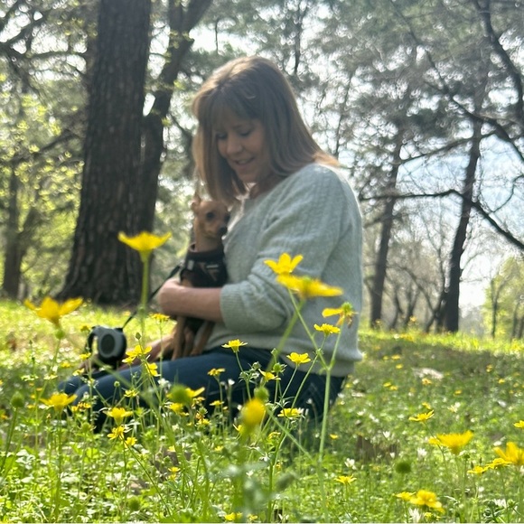 Live Share Show ❤️❤️ Lux and Designer 👜Meet your Posher Michelle - Picture 4 of 8